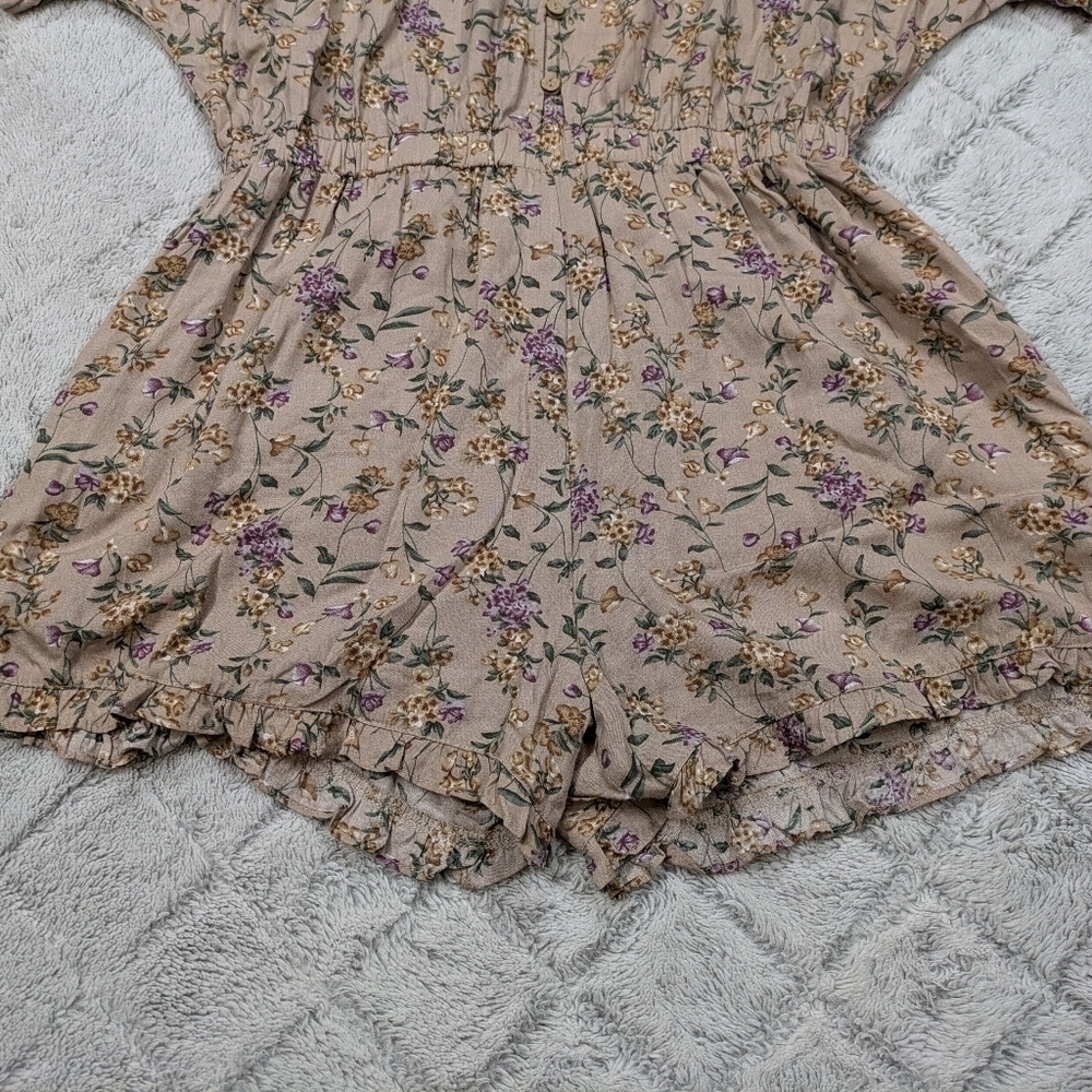 Easel Romper Women's L Beige Floral Easing Along Loose Fit Ruffle Hem V-Neck - Picture 2 of 8